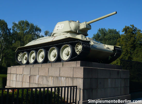 As Marcas da Segunda Guerra Mundial em Berlim - Tanques e canhões soviéticos