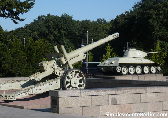 As Marcas da Segunda Guerra Mundial em Berlim - Tanques e canhões soviéticos