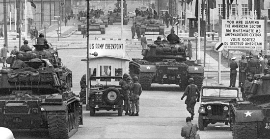 Confronto de tanques no Checkpoint Charlie Confronto de tanques no Checkpoint Charlie
