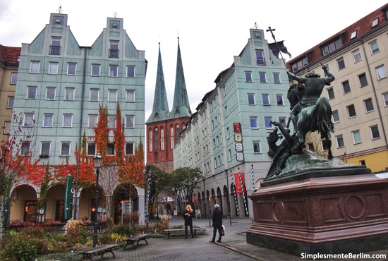 Praça no Nikolaiviertel com a igreja ao fundo Praça no Nikolaiviertel com a igreja ao fundo