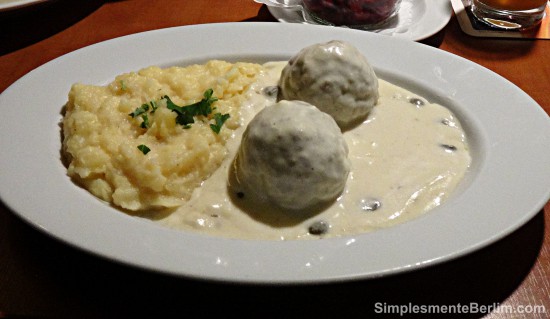 Königsberger Klopse com purê de batatas Königsberger Klopse com purê de batatas