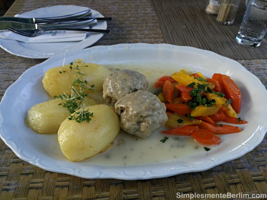 Königsberger Klopse com batatas cozidas Königsberger Klopse com batatas cozidas
