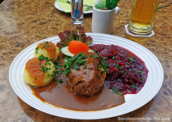 Rinderroulade com Rotkohl e Klöse Rinderroulade com Rotkohl e Klöse