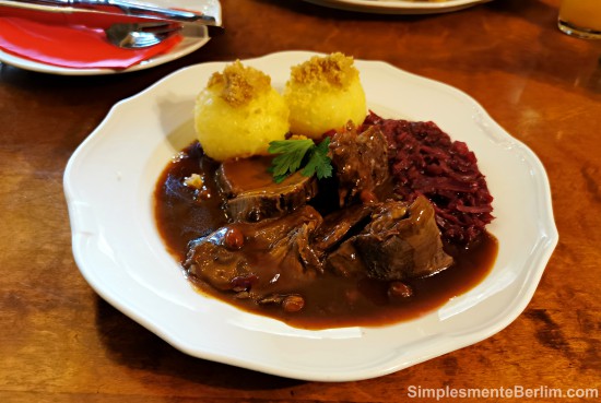 Sauerbraten com repolho roxo e Kartoffelklöse Sauerbraten com repolho roxo e Kartoffelklöse