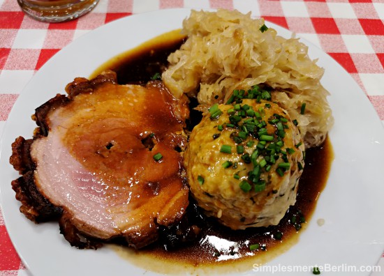 Schweinsbraten com Semmelknödel Schweinsbraten com Semmelknödel