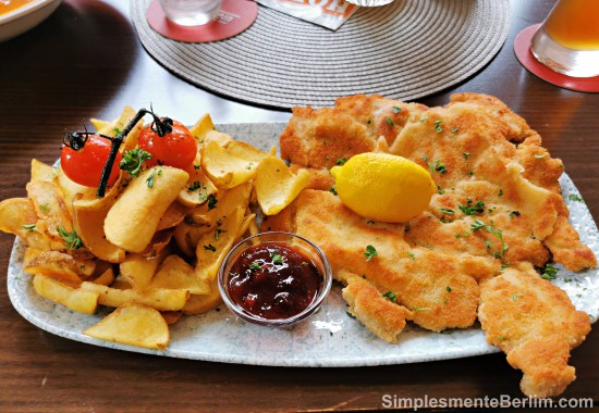 Schnitzel com batatas fritas Schnitzel com batatas fritas